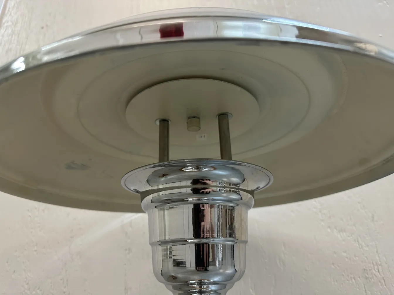 vue de lampes de table anciennes avec bases brillantes dans un environnement clair