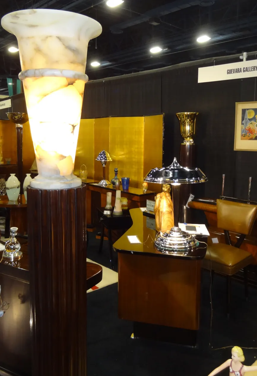 Vista de 2 lâmpadas de mesa antigas decorativas em um ambiente elegante