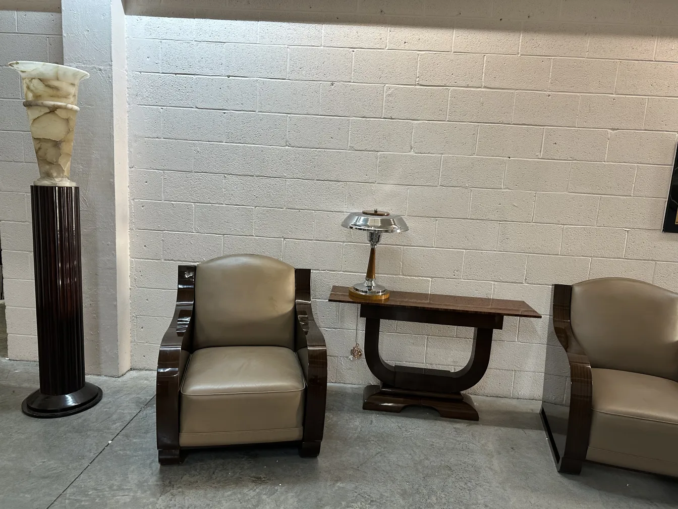 dos lámparas de mesa antiguas junto a sillones y mesa