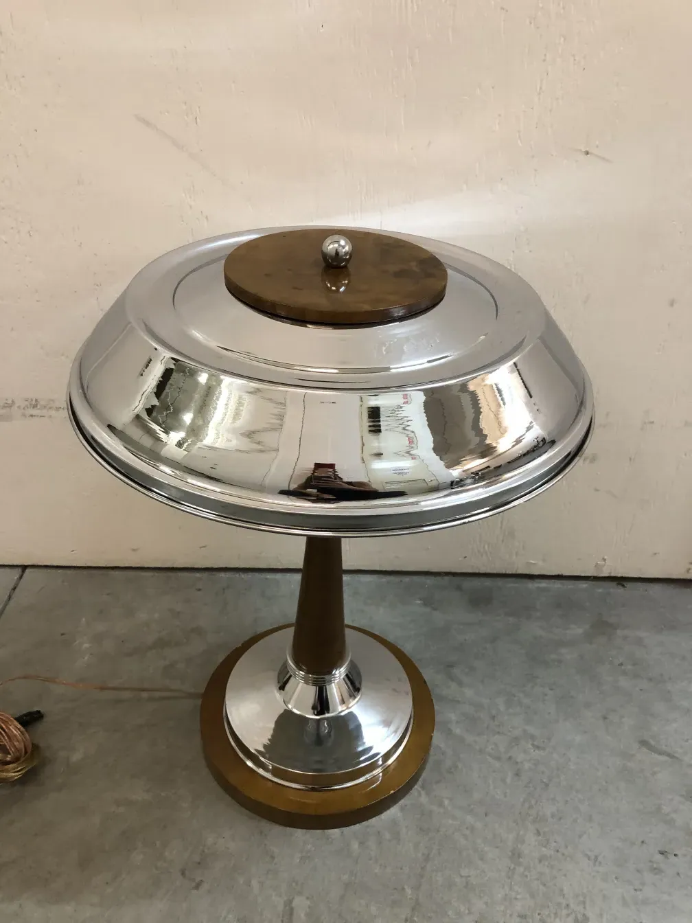 दो पुराने टेबल लैंप चमकीले फिनिश में एक सूक्ष्म वातावरण में