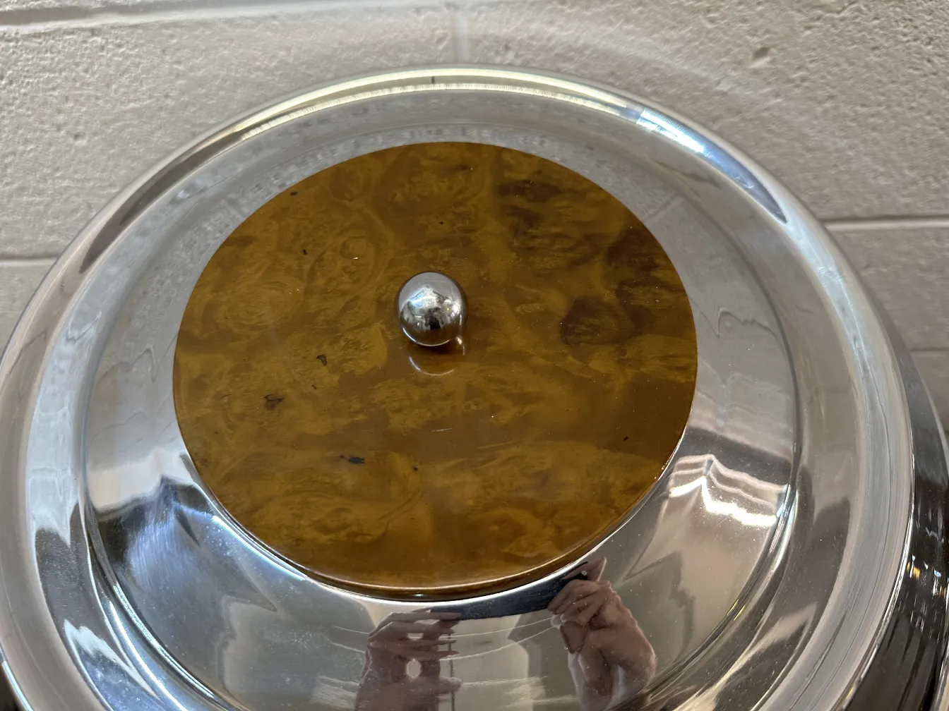 vue de dessus de 2 lampes de table anciennes avec détails classiques