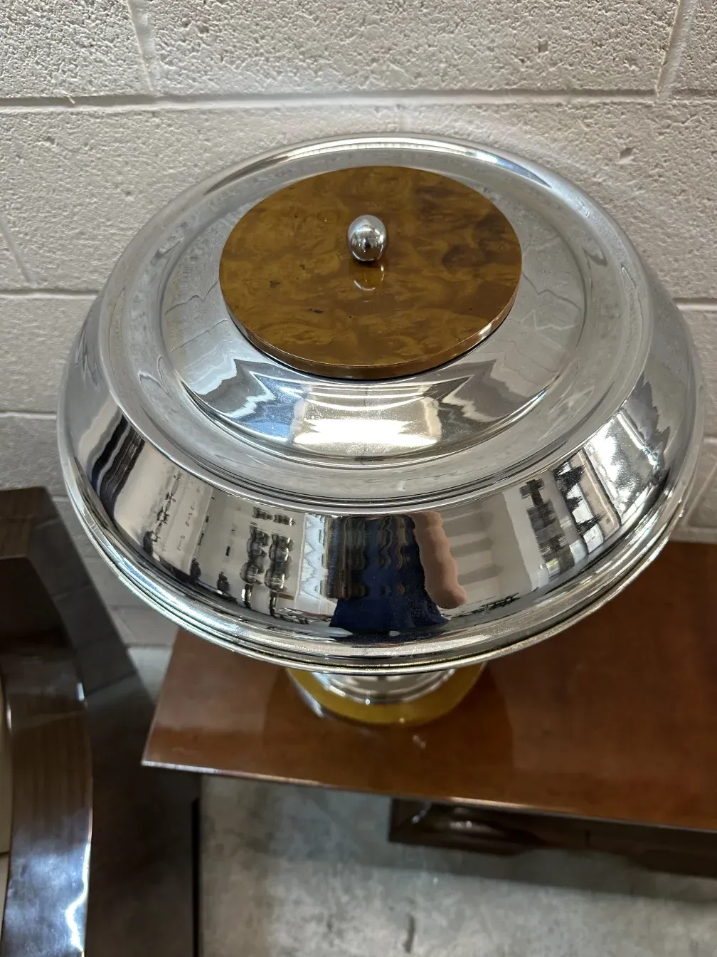 due lampade da tavolo antiche brillanti in un ambiente moderno