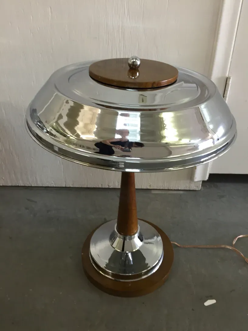 2 lampade da tavolo antiche con superfici lucide.