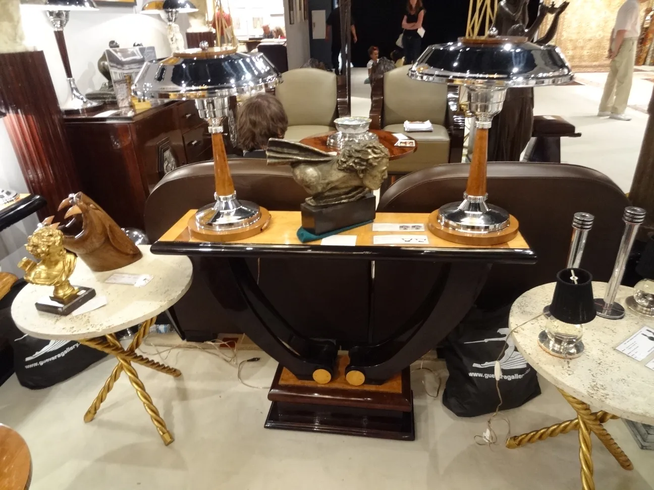 Set di 2 lampade da tavolo antiche con accenti decorativi in un ambiente elegante.