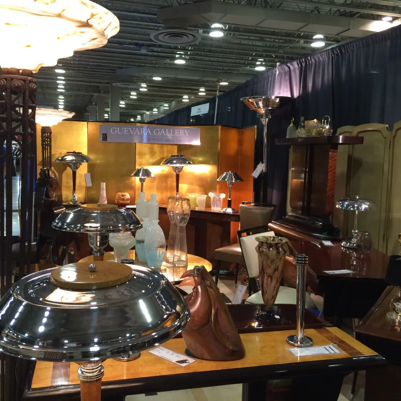 zwei stilvolle antike tischleuchten in einer antiquitäten galerie