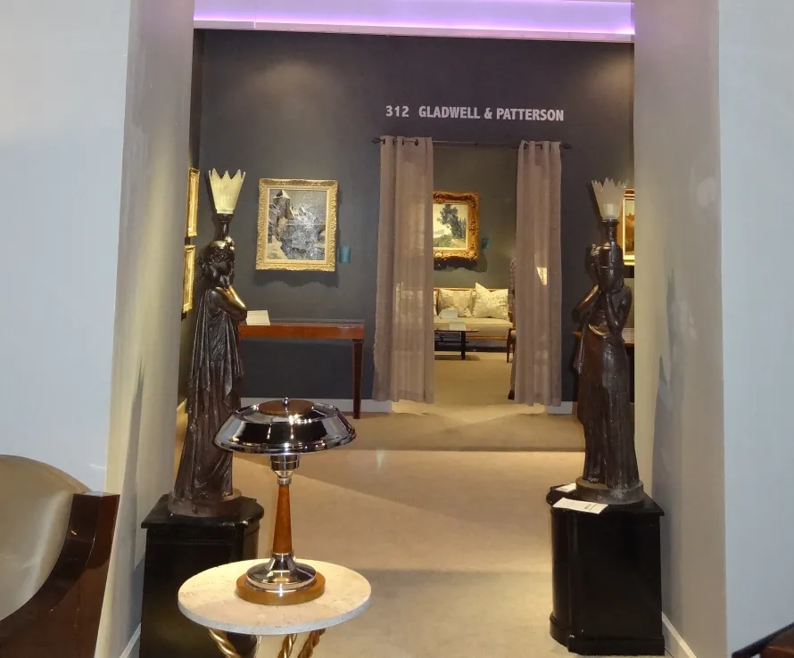 2 lampade da tavolo antiche in un ambiente decorativo elegante