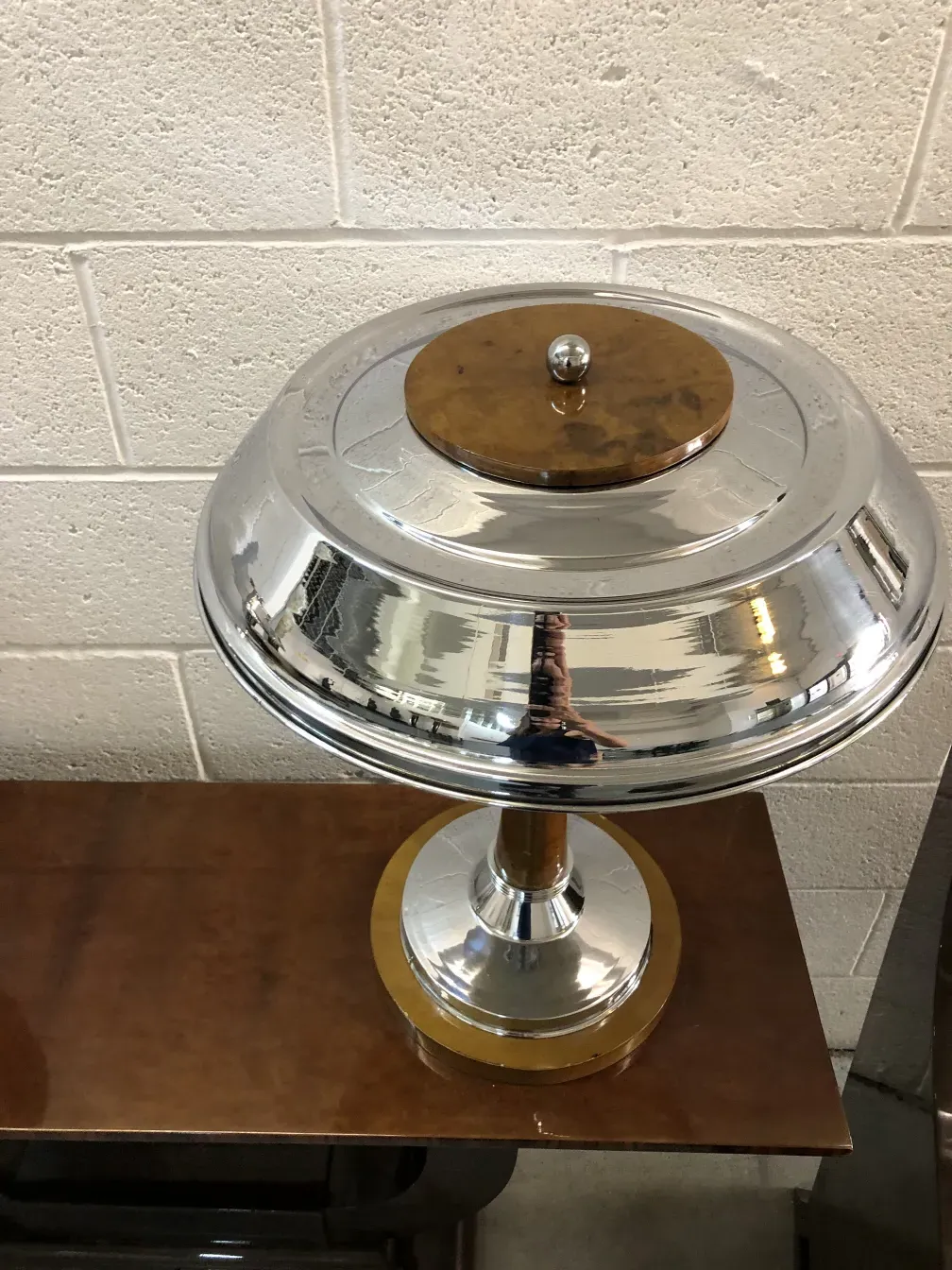 Conjunto de dos antiguas lámparas de mesa brillantes con base decorativa.