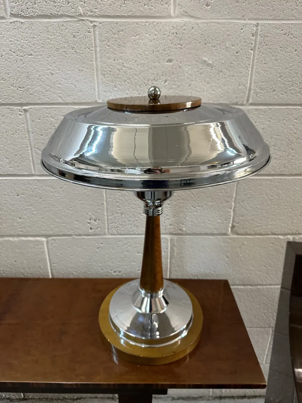 Deux lampes de table anciennes avec un design élégant, couleur argentée et base décorative.