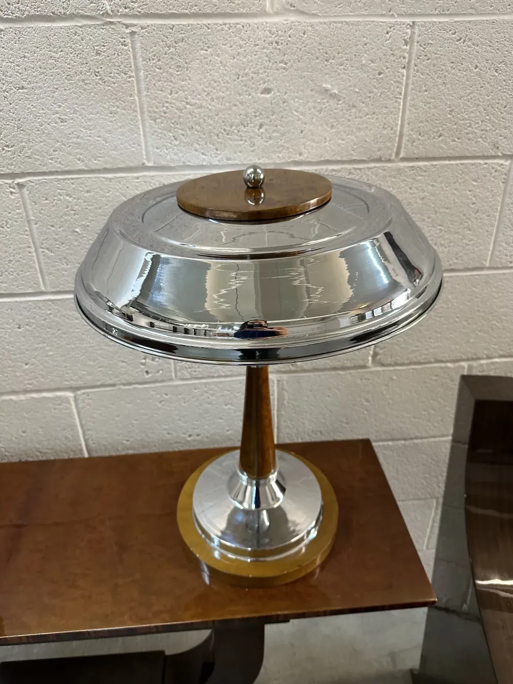 dos lámparas de mesa antiguas con base circular y cúpula brillante, ambiente moderno