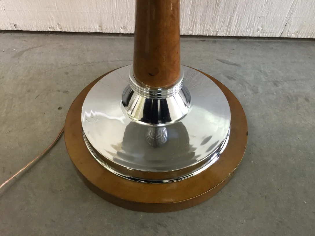 detalle de 2 lamparas de mesa antiguas, base brillante con madera