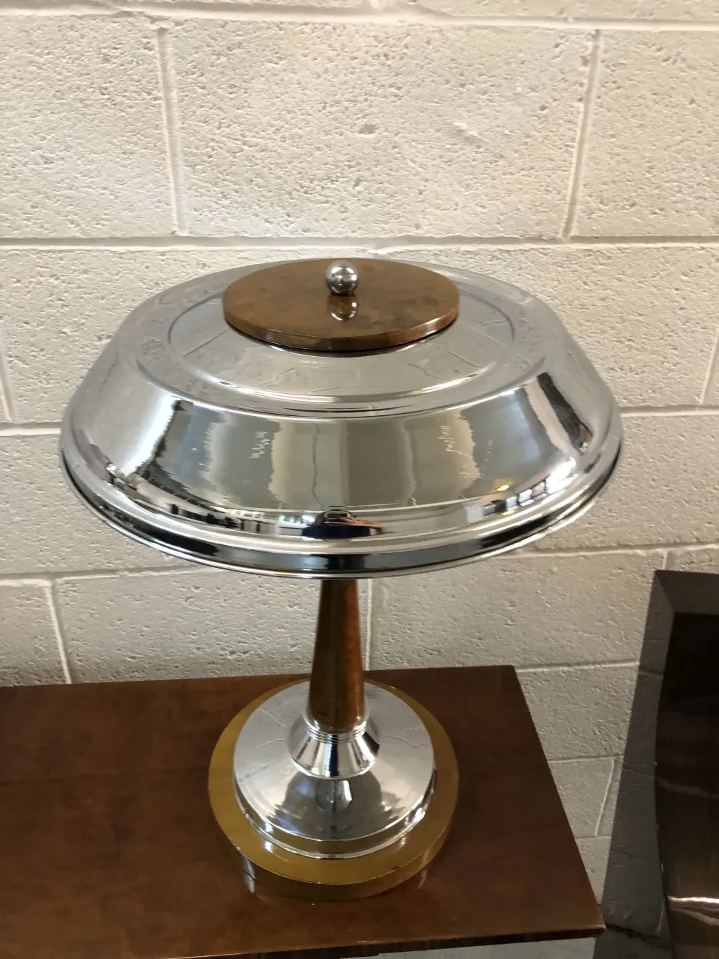 Lampe de table ancienne avec base ronde et détail sur l'abat-jour