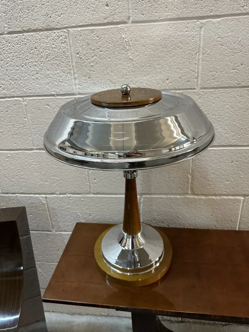 dos lámparas de mesa antiguas con un diseño distintivo y elegante, en un ambiente clásico.