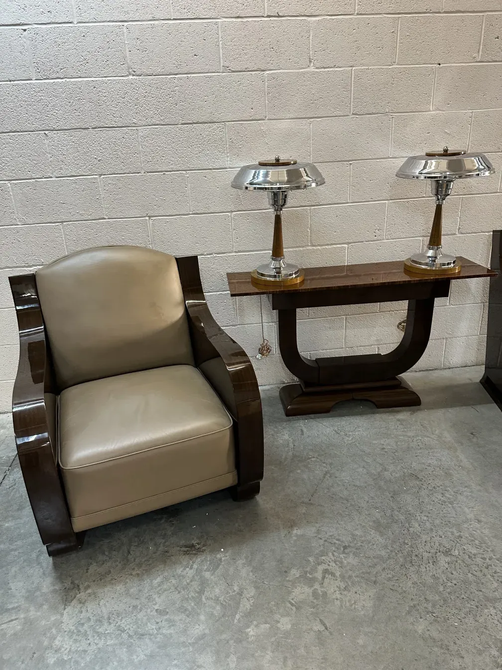 2 lámparas de mesa antiguas en un ambiente moderno