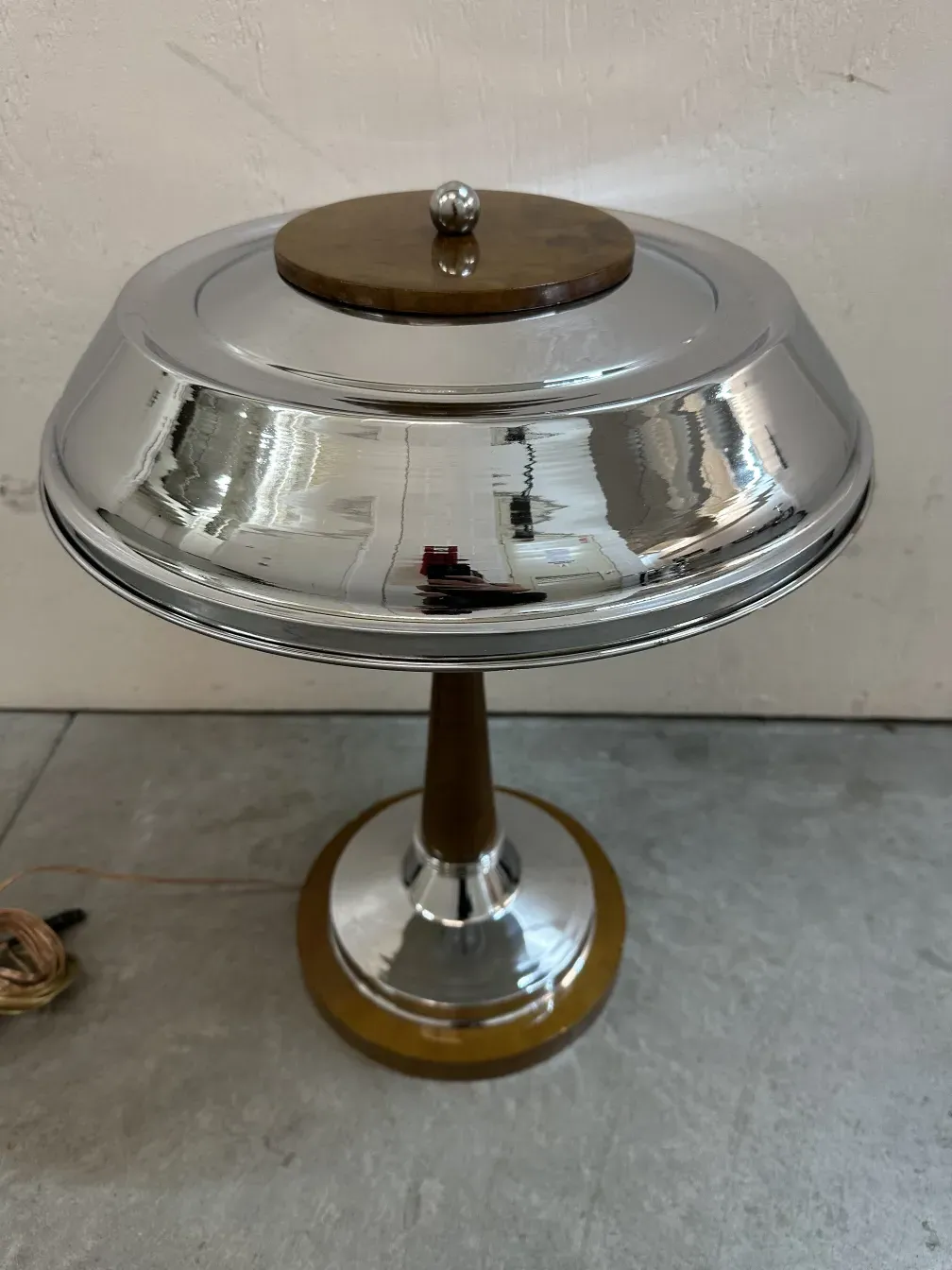 duas lâmpadas de mesa antigas com base polida em um ambiente claro