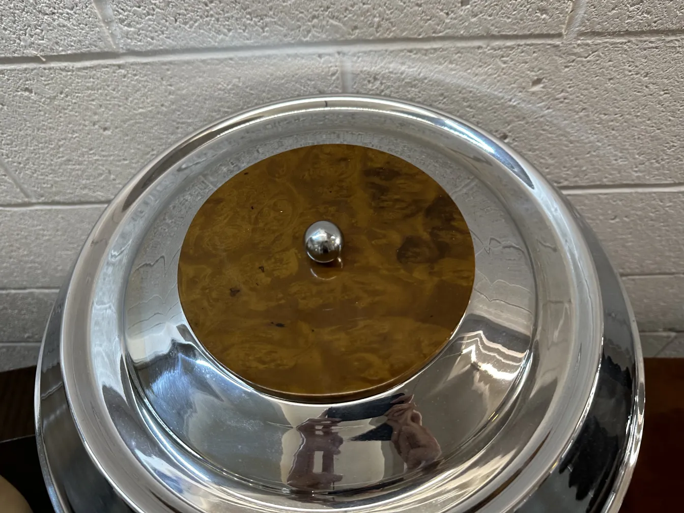 光沢のある台座付きのテーブルランプ2台の上部ビュー