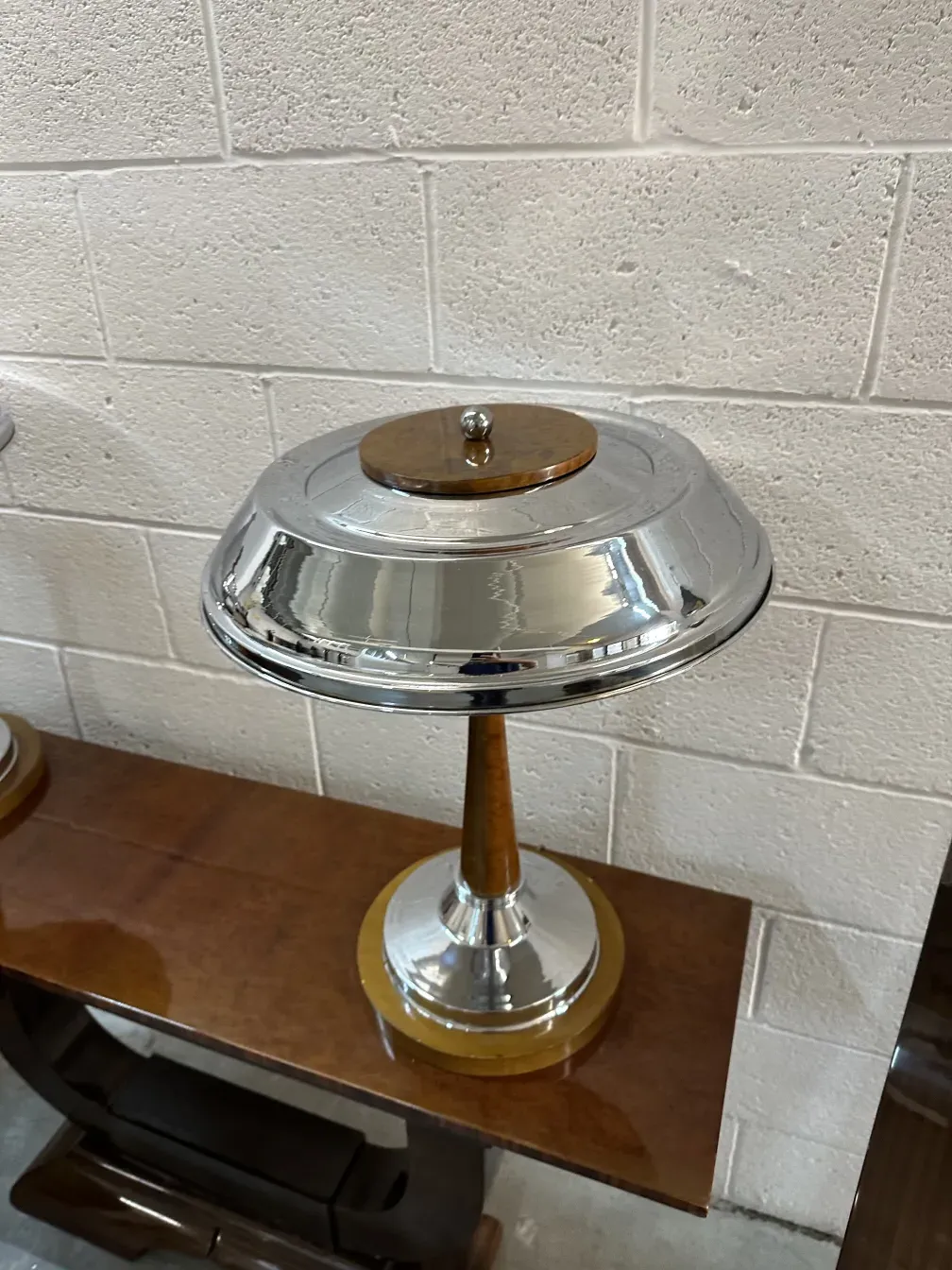 2 lampes de table anciennes avec finition brillante sur fond clair.