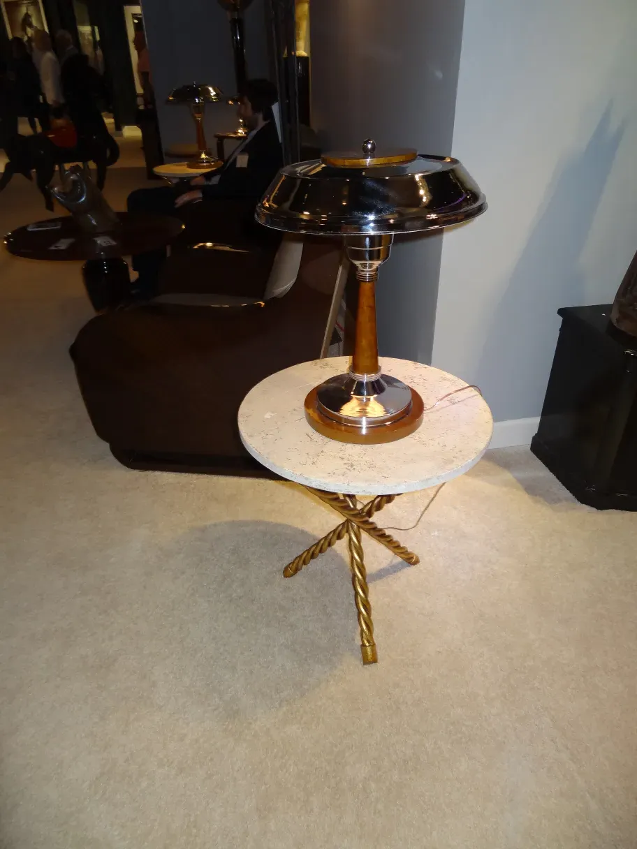 Duas lâmpadas de mesa antigas e elegantes em um ambiente moderno.