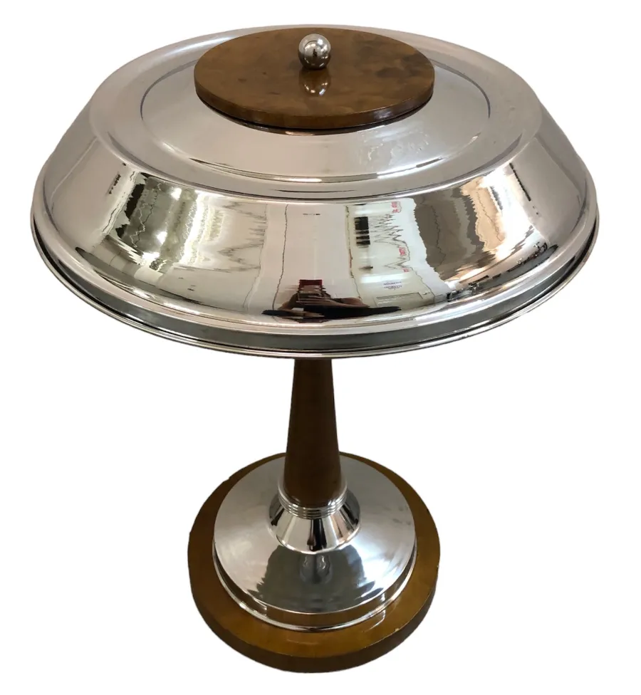 2 lâmpadas de mesa antigas com base elegante, ambiente claro