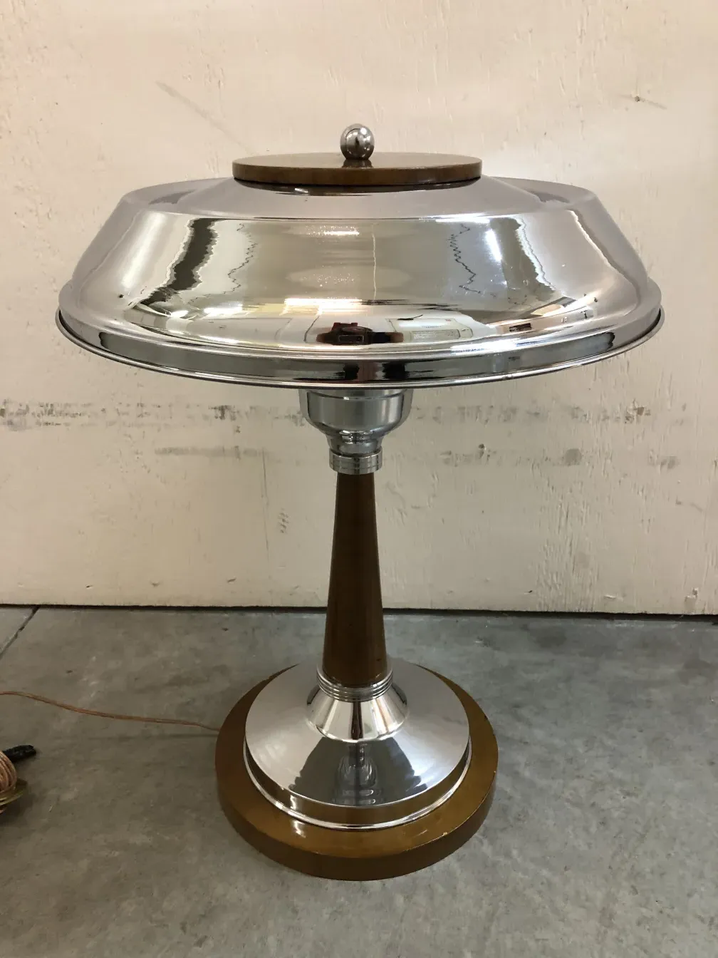 Duas lâmpadas de mesa antigas com bases elegantes e designs brilhantes, em um ambiente clássico.