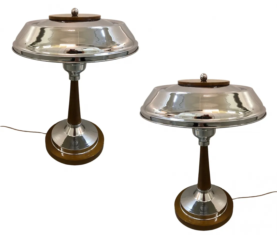 Set di 2 lampade da tavolo antiche, design elegante e forma distintiva. Fondi semplici.