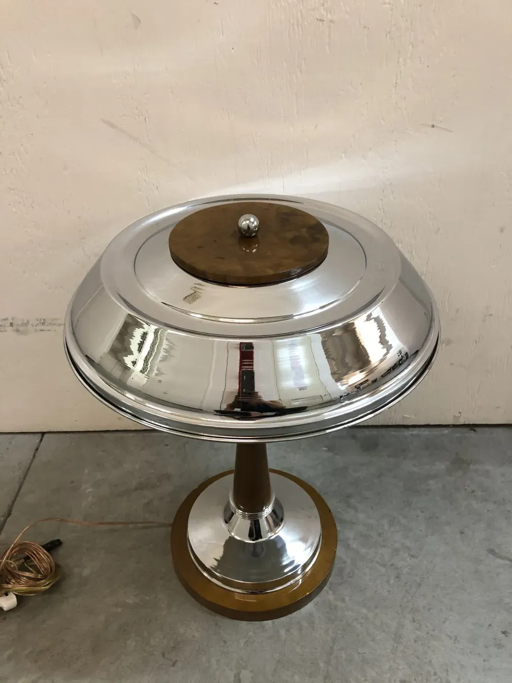 Ensemble de deux lampes de table anciennes dans un cadre rustique