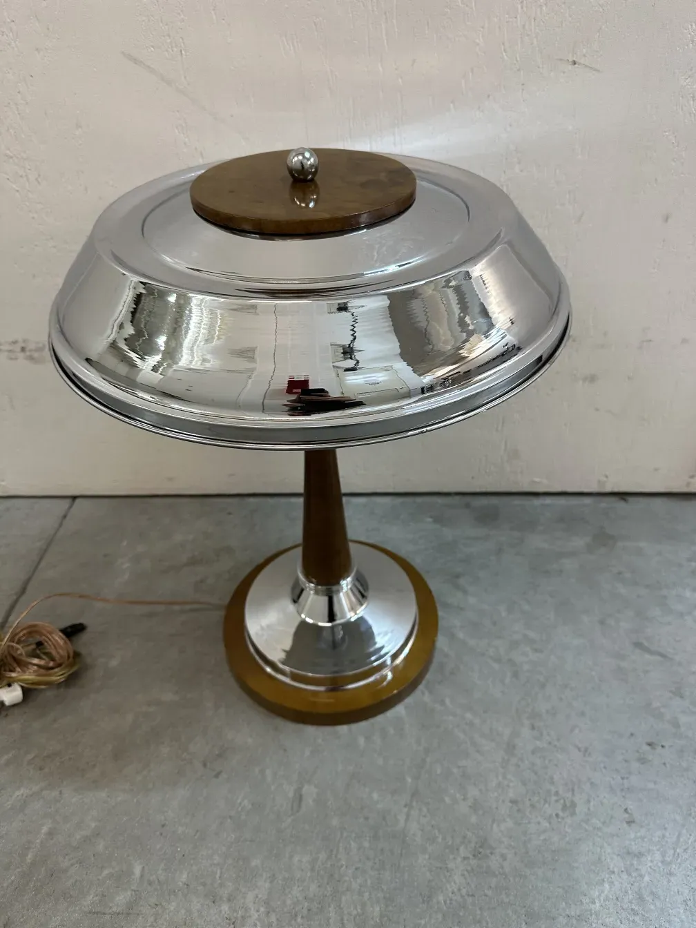 duas lâmpadas de mesa antigas com design decorativo