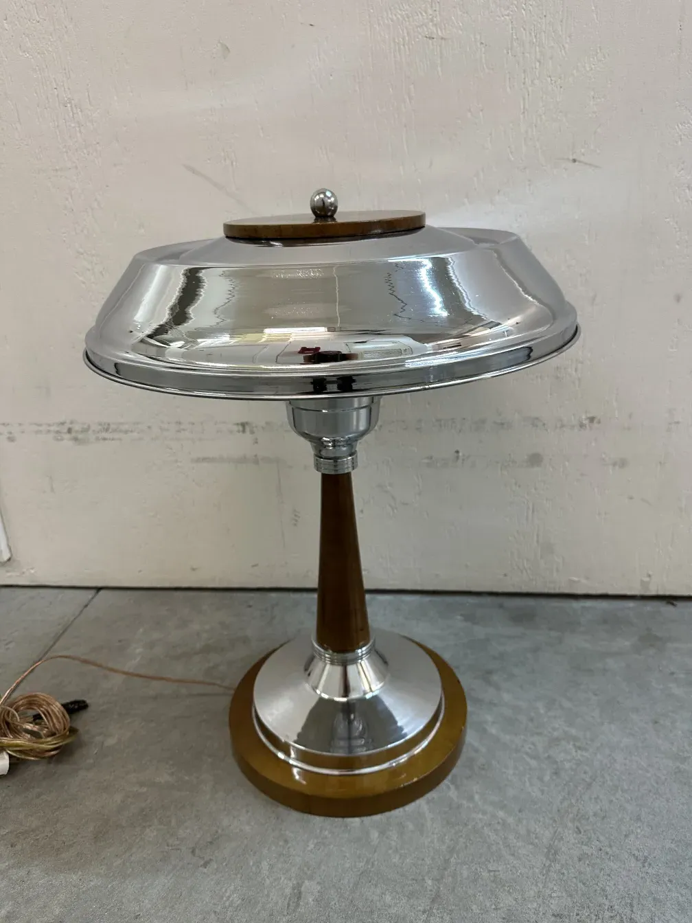 par de lamparas de mesa antiguas con diseño elegante