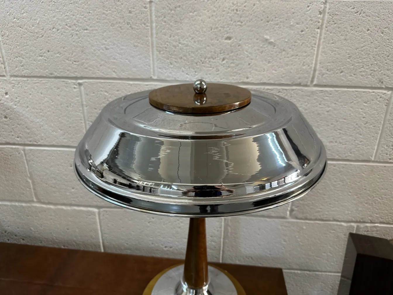 dos lámparas de mesa antiguas con diseño brillante y elegante en una mesa.