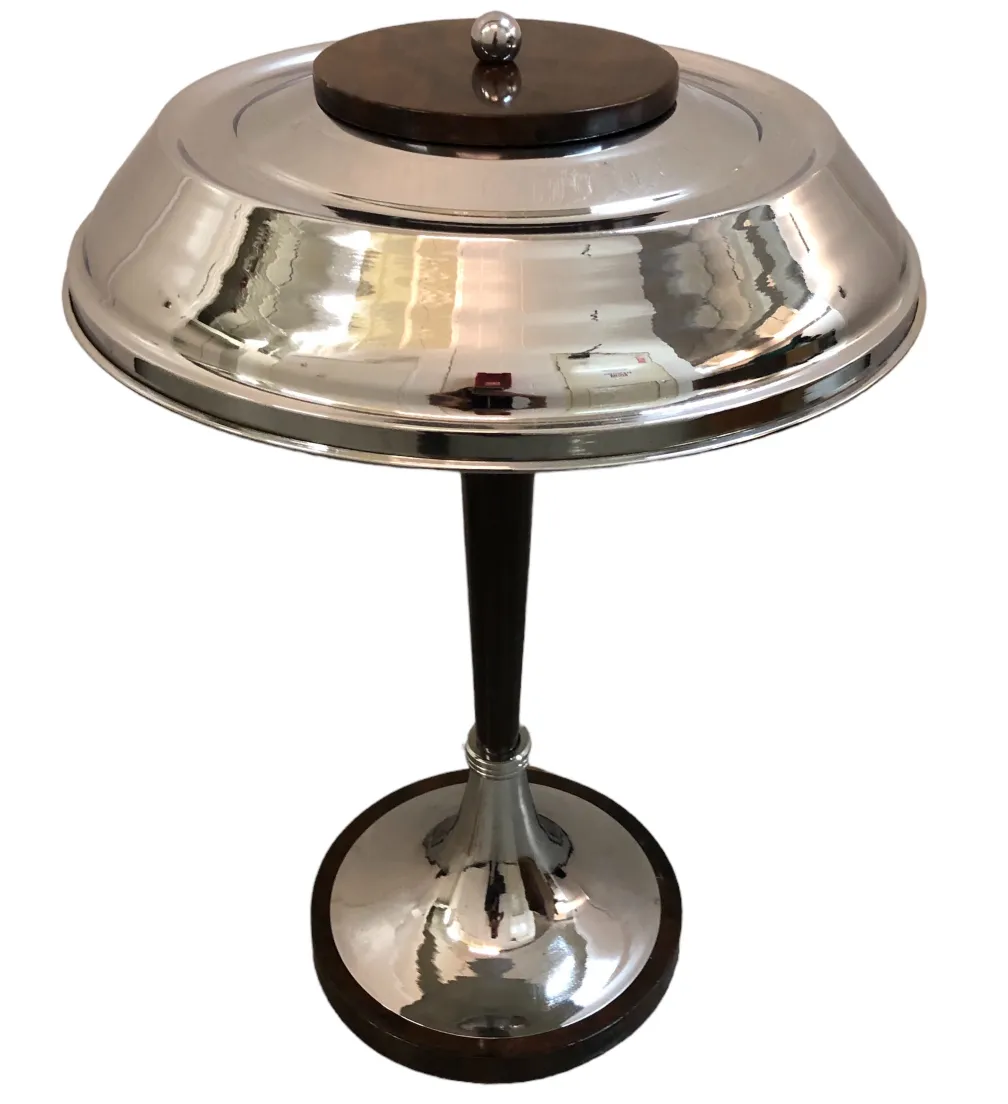 광택이 있는 두 개의 앤티크 테이블 램프