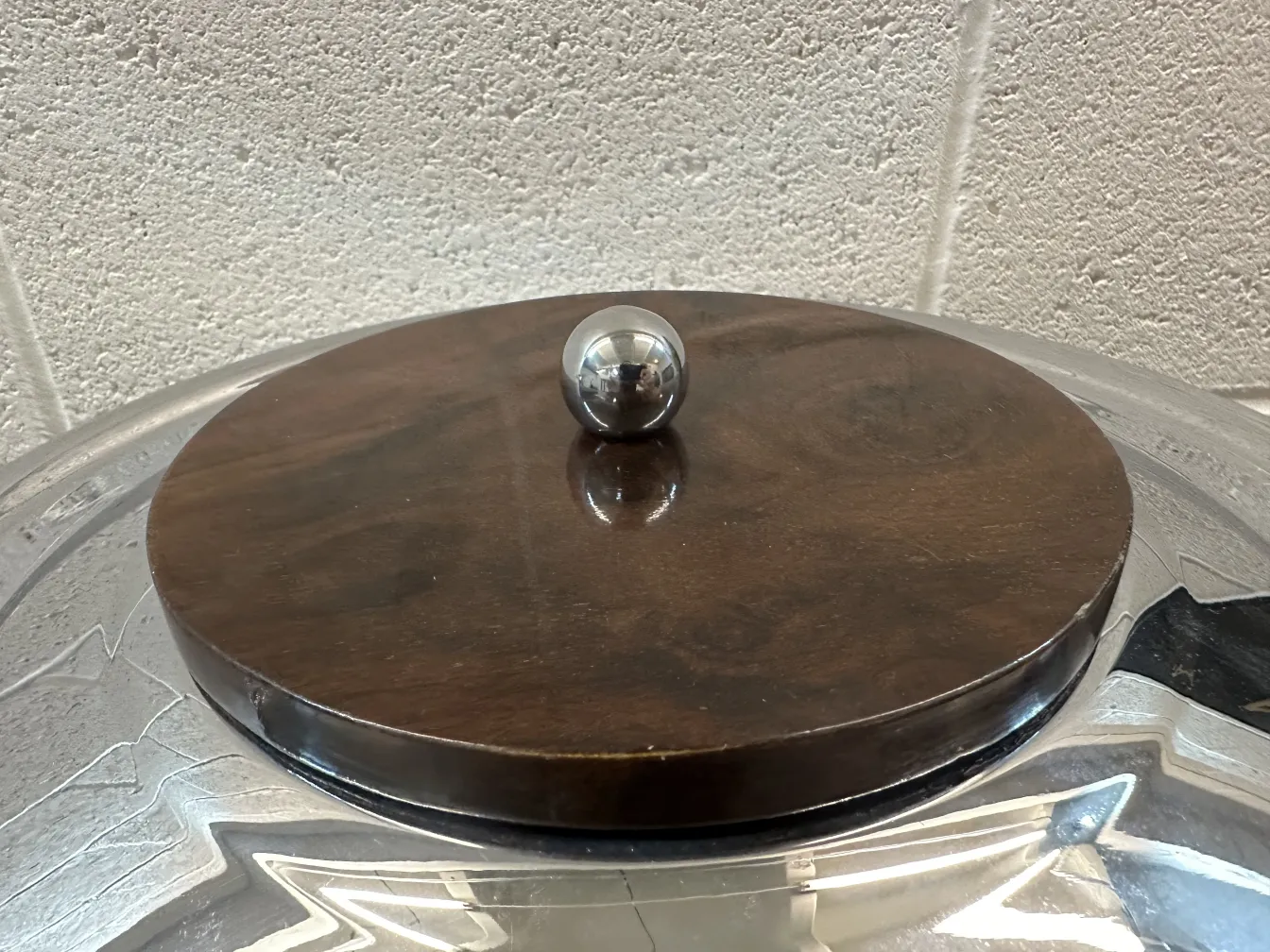 due lampade da tavolo antiche con una sfera sopra in un ambiente moderno