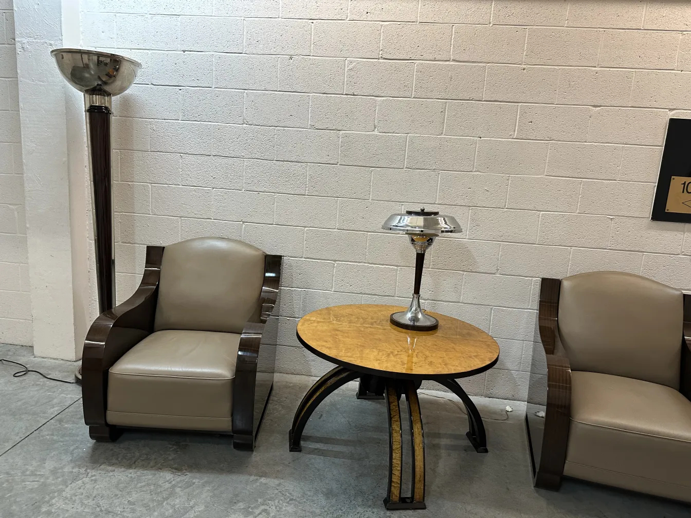 2 antike Tischleuchten mit elegantem Design auf einem Tisch