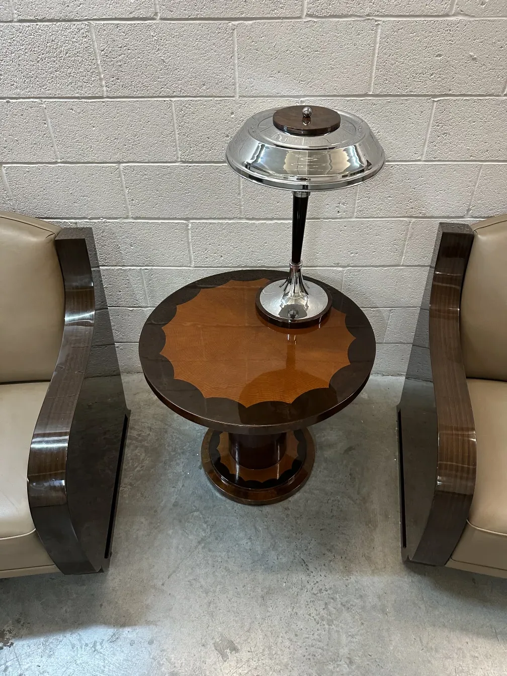 2 antique table lamps, elegant and decorative in a modern setting