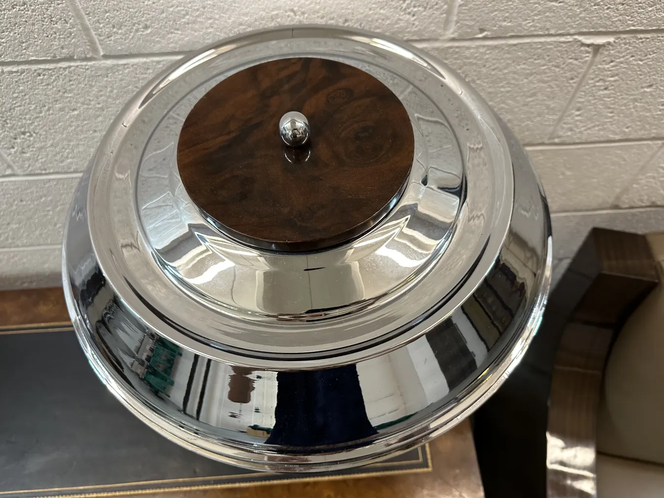 duas lâmpadas de mesa antigas elegantes em um ambiente aconchegante