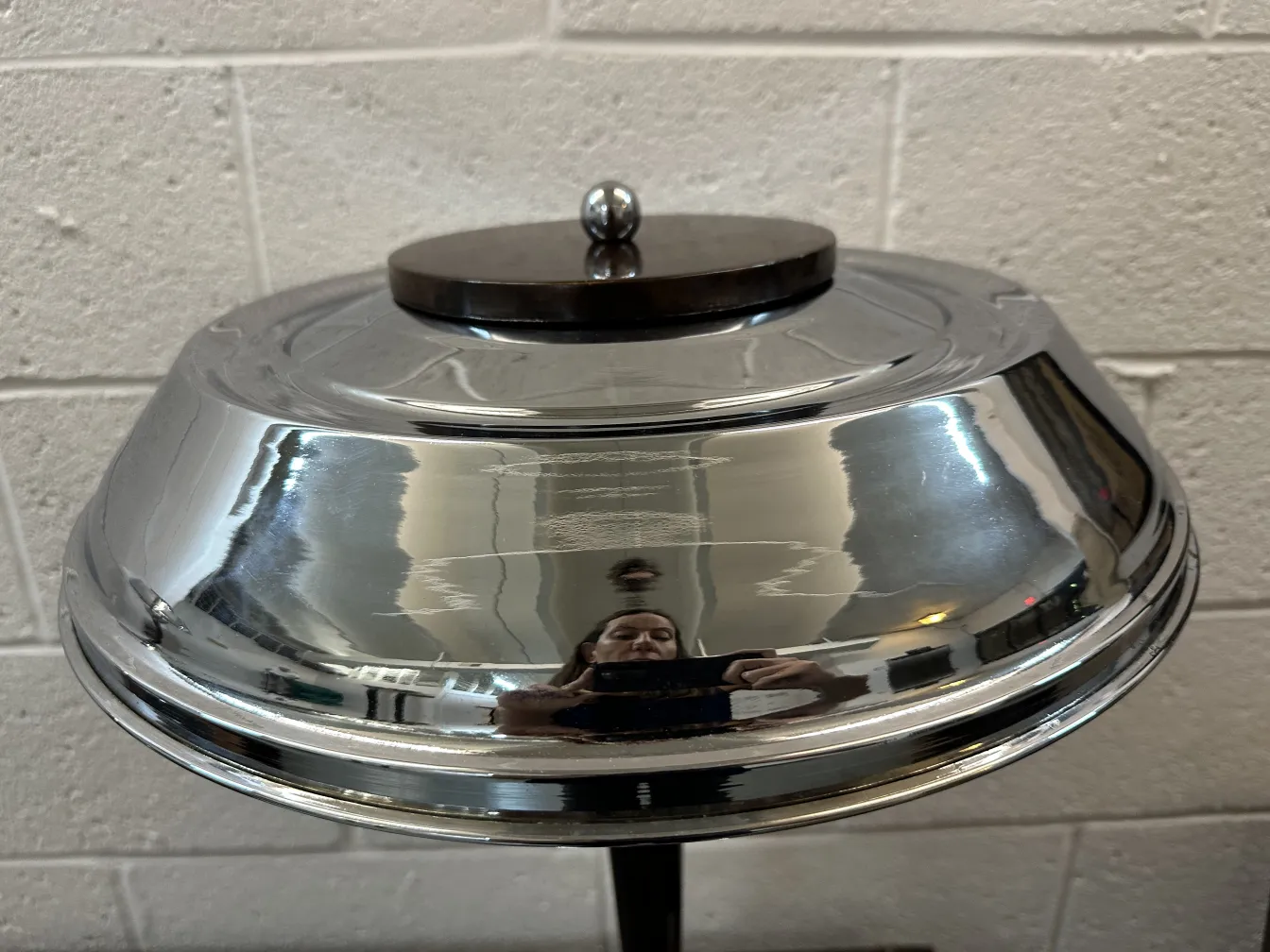 2 lampes de table anciennes avec surface brillante et base solide, ambiance minimaliste