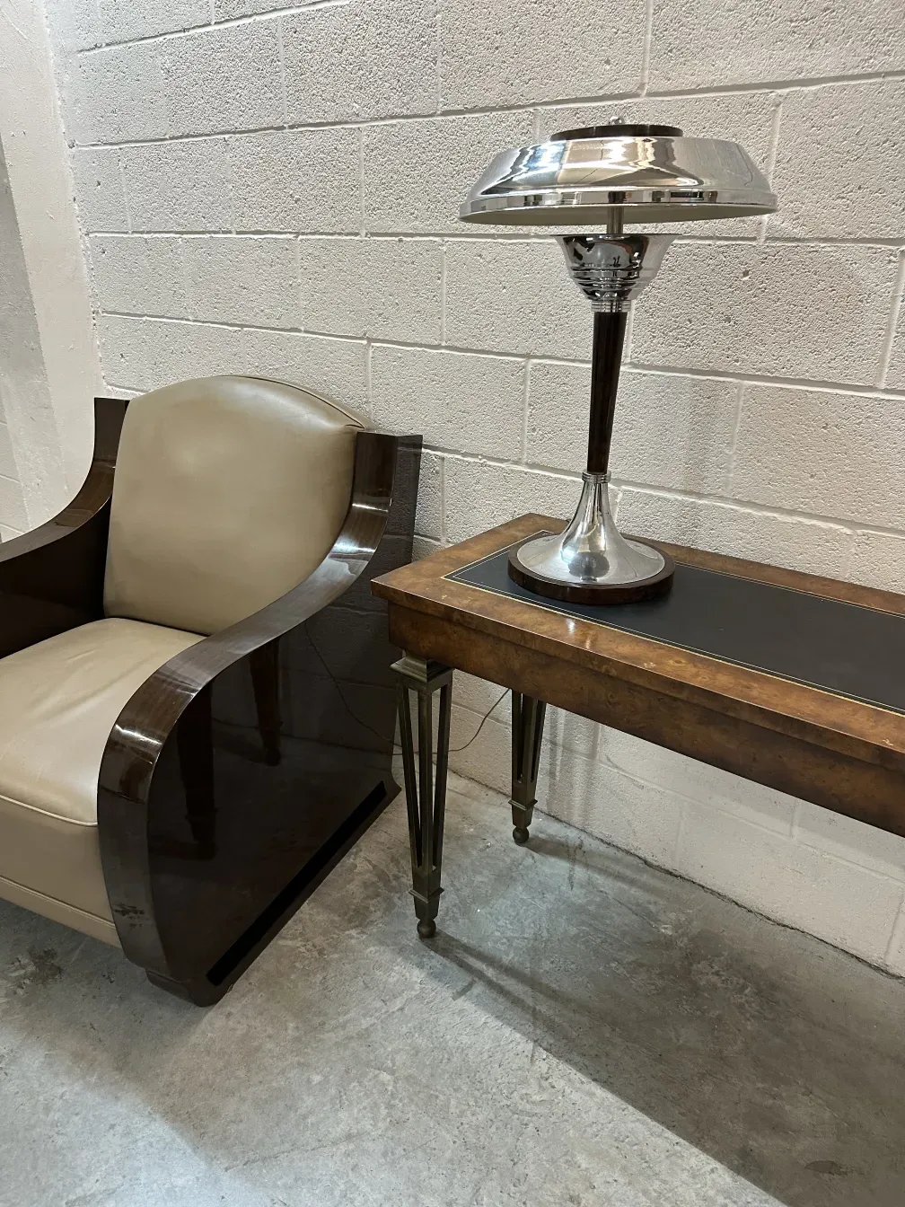 2 lâmpadas de mesa antigas em um ambiente moderno