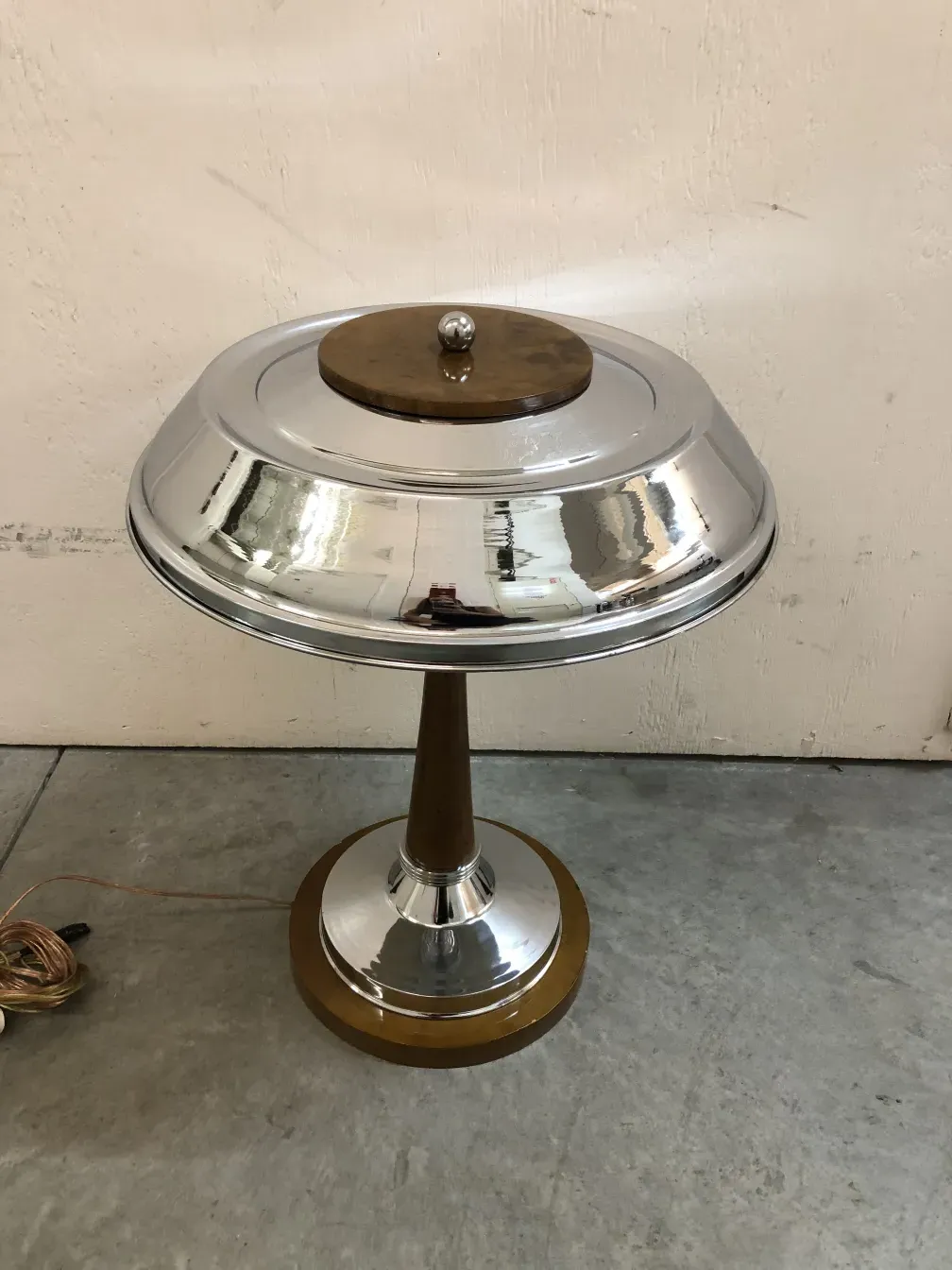 2 lampadas de mesa antigas com acabamento brilhante, em pé