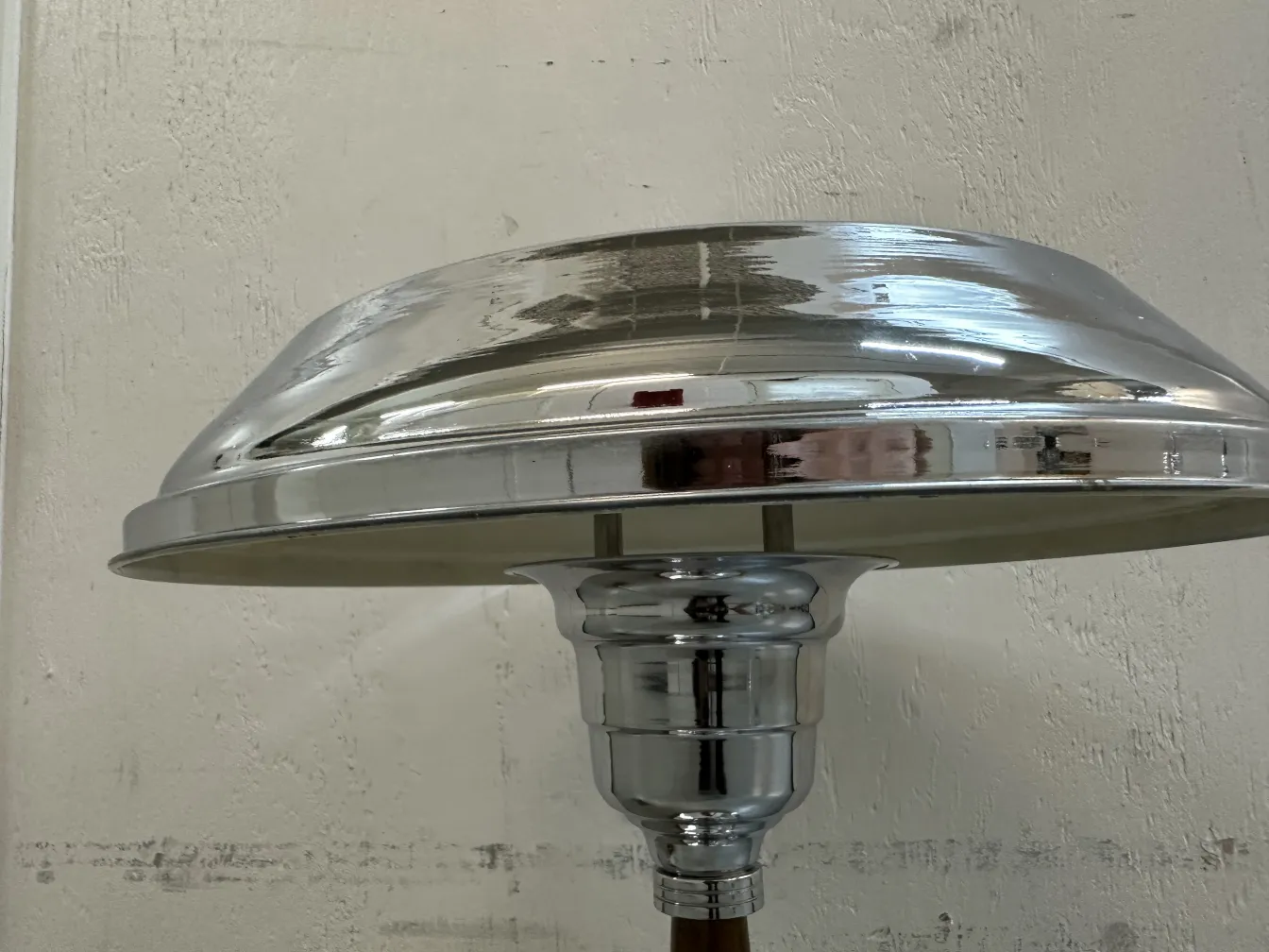 Détails de deux lampes de table anciennes avec un design brillant