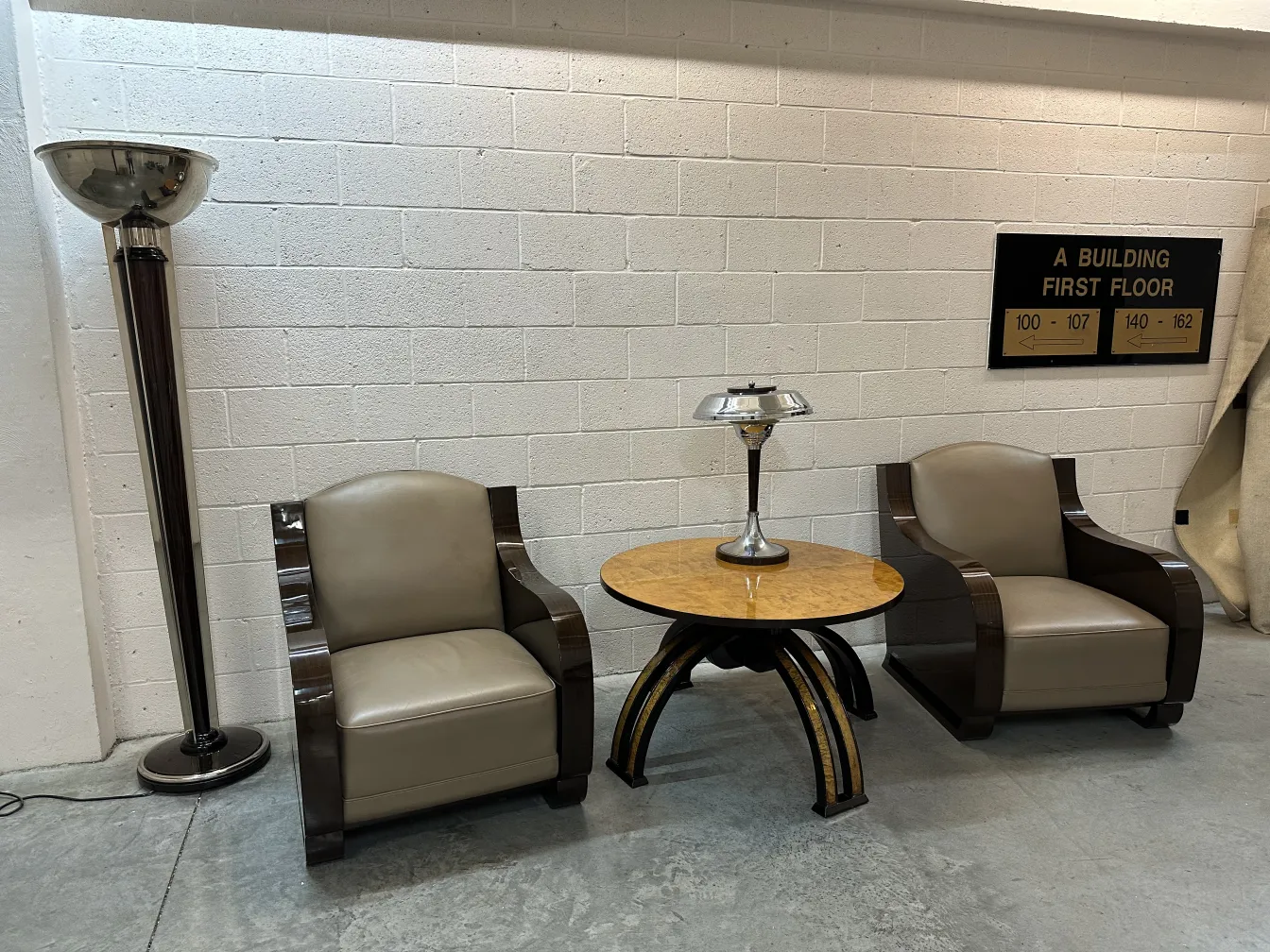 dos lámparas de mesa antiguas en una habitación moderna, con sillones y mesa