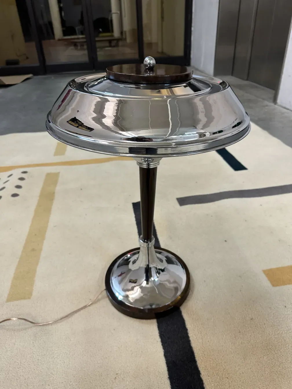 due lampade da tavolo antiche con basi tonde, in un ambiente accogliente.