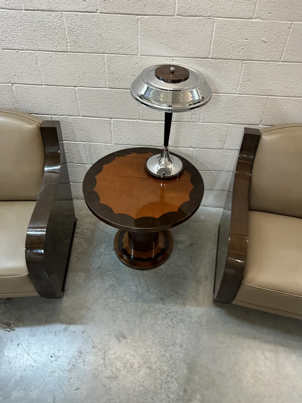 due lampade da tavolo antiche accanto a un tavolino decorativo