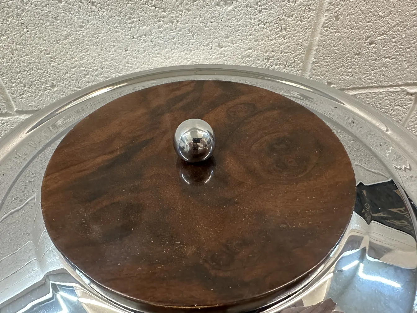 duas lampadas de mesa antigas com bases escuras