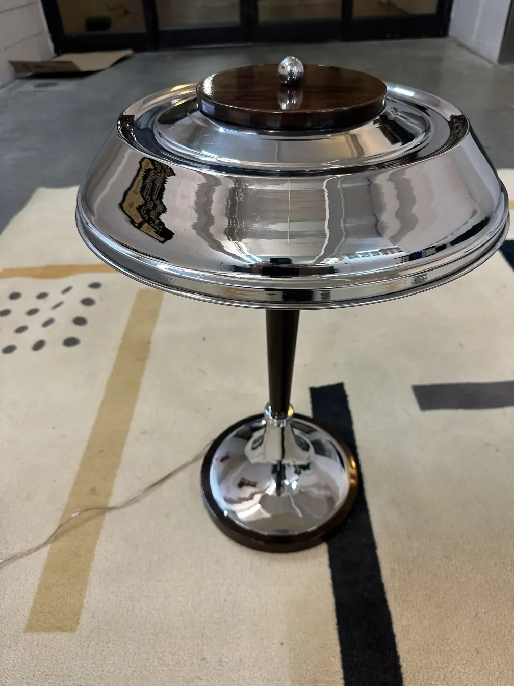 2 lámparas de mesa antiguas con bases elegantes, reflejos brillantes, en un ambiente acogedor.