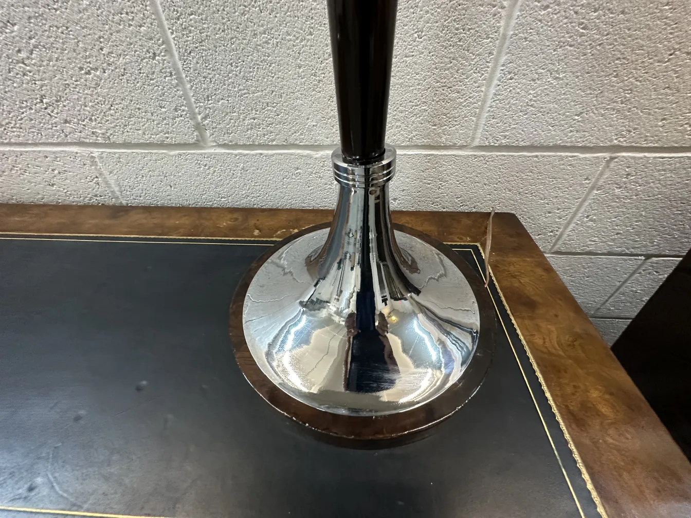 2 lampes de table antiques au design élégant et base brillante