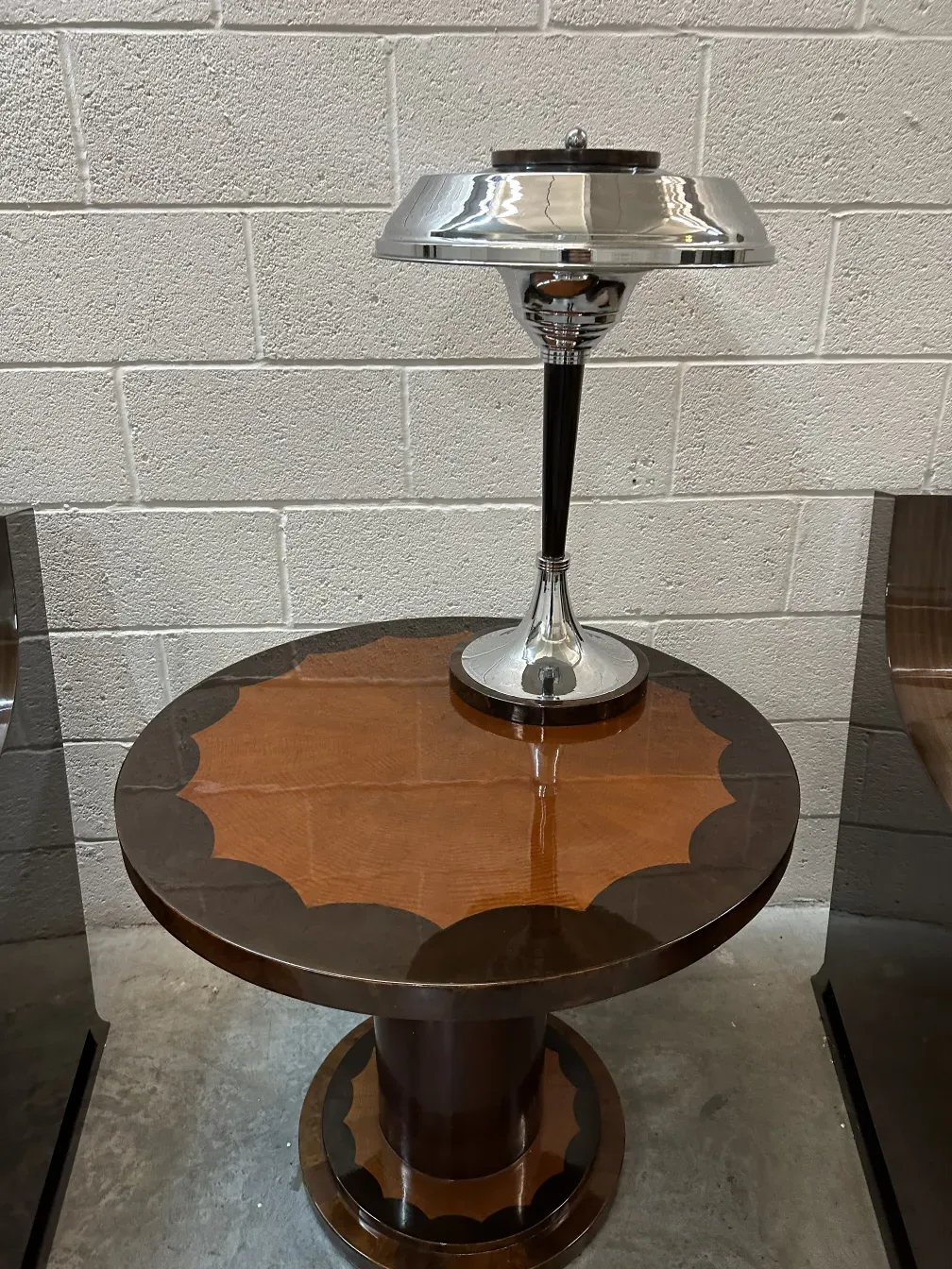 dua lampu meja antik yang elegan dalam suasana yang nyaman