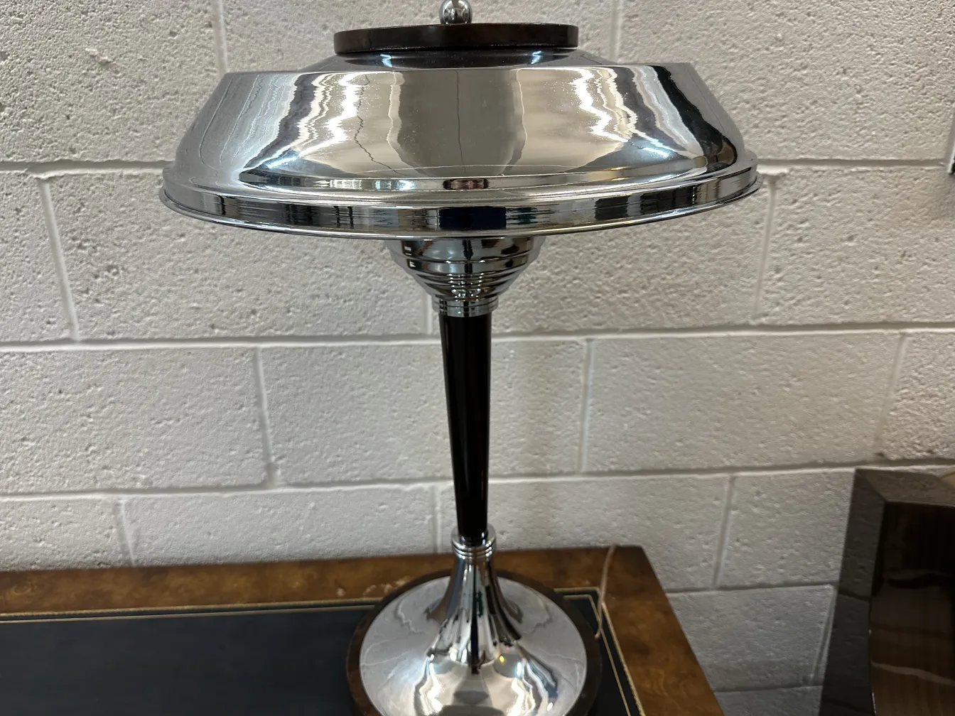 due lampade da tavolo antiche con forma elegante e base lucida