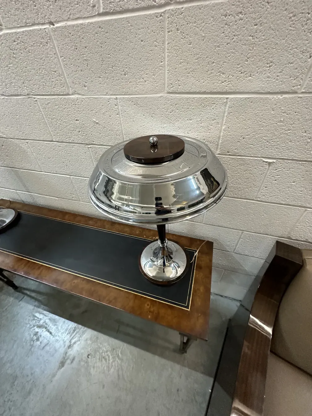 Dos lámparas de mesa antiguas con bases brillantes, ambiente acogedor.