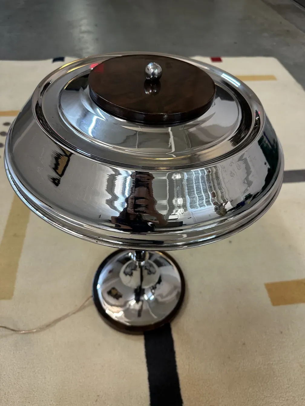 عرض علوي لمصباحين طاولة قديمين بتصميم لامع على خلفية محايدة