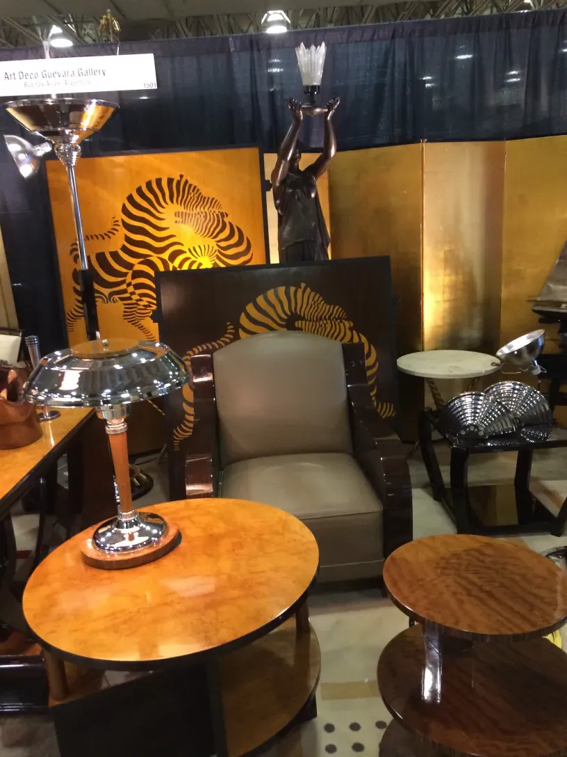 Duas lâmpadas de mesa antigas em um ambiente elegante com móveis