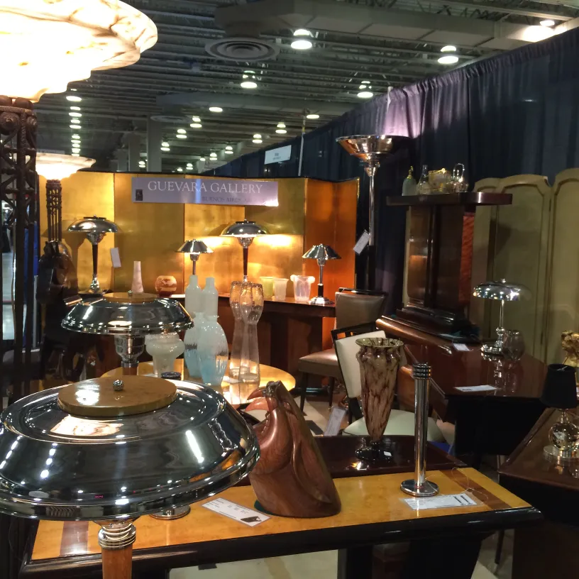 deux lampes de table anciennes dans une galerie avec d'autres lampes