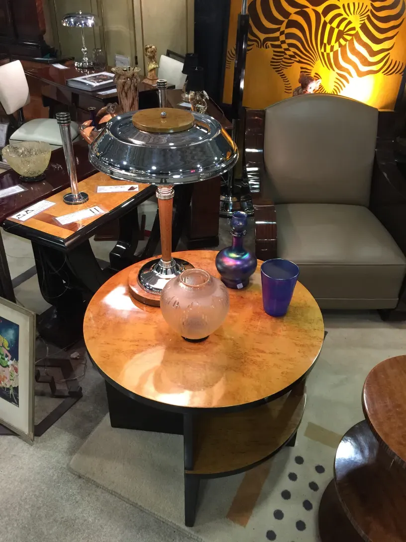 duas lâmpadas de mesa antigas com formas elegantes e detalhes visuais únicos